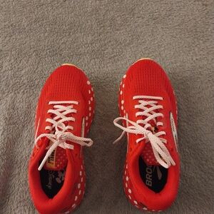 Run Disney Minnie Mouse Brooks shoes
